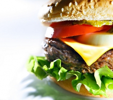 Mahlane ja krõbe juustuburger on hea vaheldus traditsioonilisele šašlõkile või rasvasele lihakäntsakale. Juustuburgeid on lihtne valmistada ning nende valmimiseks kulub ainult mõni minut.