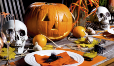 Halloweeni põhitunnuseks on õõnes kõrvits, millele on külje peale sisse lõigatud nägu ja sisse pandud küünal – kõrvitsalatern. Samuti kasutatakse võimalust kostümeeritult ringi liikuda. Lapsed “kollitavad” naabreid, seades neid valiku ette: “Komm või pomm?”. IMG_7152_PKui halloweeni peetakse pigem paganlikuks pühaks, siis meie seekord kedagi kollitama ei hakanud ja mõtlesime katta hoopis elegantsema ja väljapeetuma halloweeni laua.