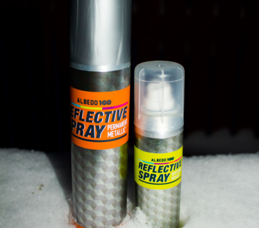 ALBEDO 100 Reflective Spray on erinevatest helkurspreidest koosnev sari, mis on mõeldud erinevatele pindadele ja kasutuskohtadele. Helkursprei parandab nähtavust halvas valgustuses ning sellest on kasu näiteks tervisejooksul, õhtusel jalutuskäigul ning jalgratta- või ratsutamisretkel.